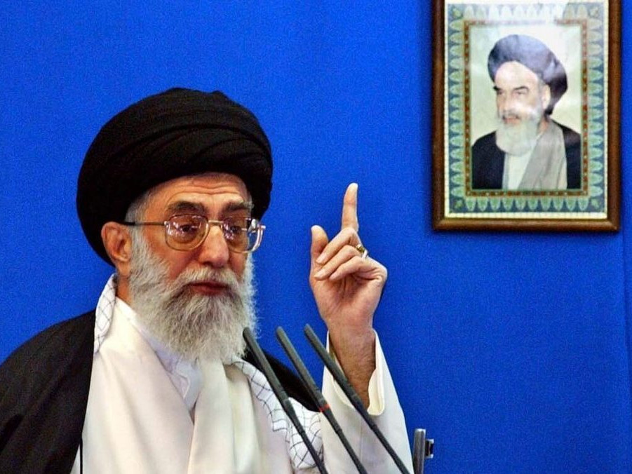 Najvyšší duchovný vodca ajatolláh Alí Chameneí.