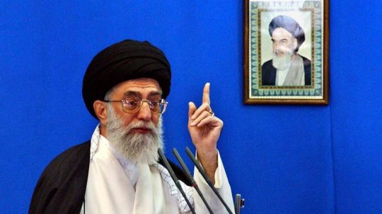 Najvyšší duchovný vodca ajatolláh Alí Chameneí.