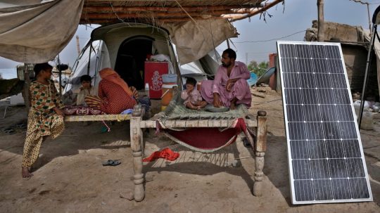 Obete povodní v Pakistane vedľa solárneho panelu.