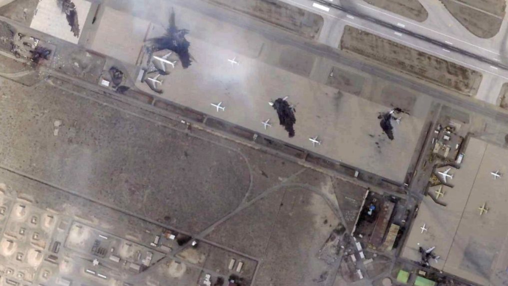 Pohľad na škody po americko-izraelských útokoch na medzinárodné letisko Mehrabad v Teheráne.