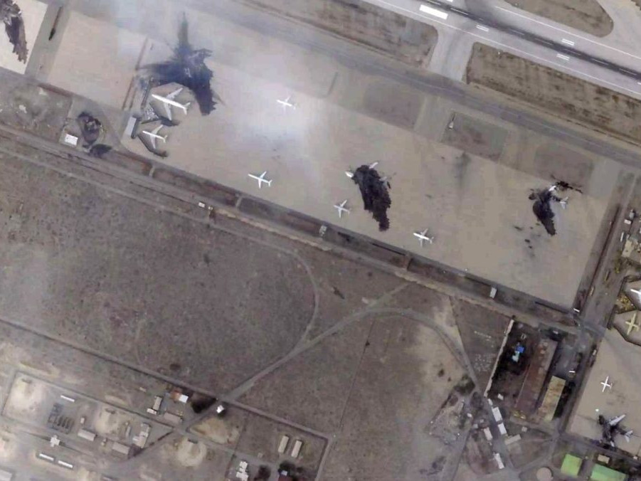 Pohľad na škody po americko-izraelských útokoch na medzinárodné letisko Mehrabad v Teheráne.