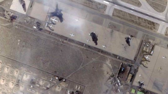 Pohľad na škody po americko-izraelských útokoch na medzinárodné letisko Mehrabad v Teheráne.