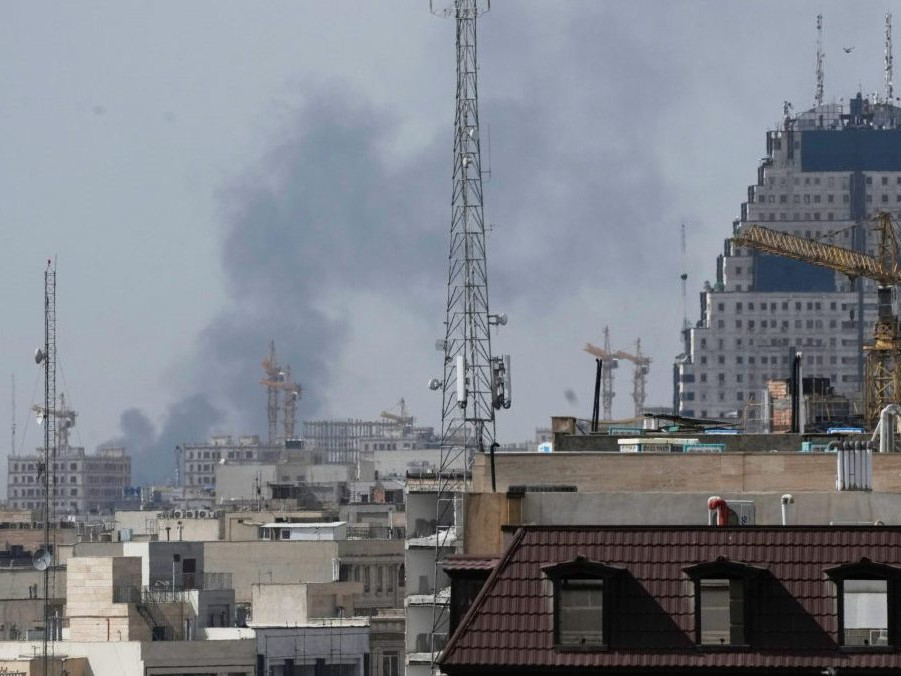 Stúpajúci dym v Teheráne.