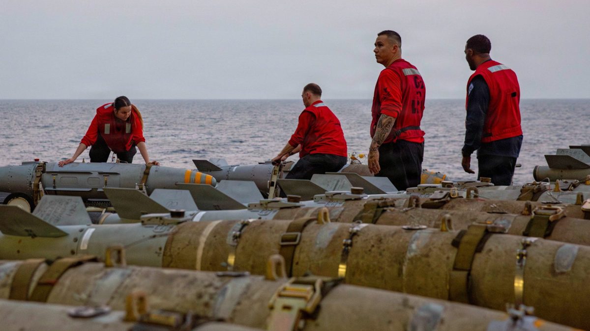 USA posielaj&uacute; na Bl&iacute;zky v&yacute;chod 5 000 pr&iacute;slu&scaron;n&iacute;kov ozbrojen&yacute;ch s&iacute;l a ďal&scaron;ie lode, p&iacute;&scaron;e The Wall Street Journal