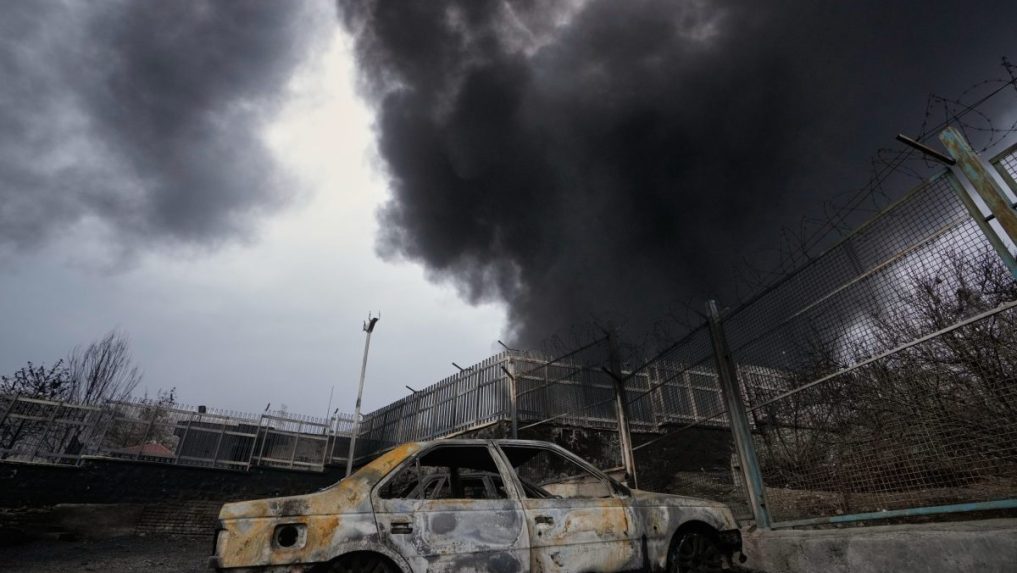 Hustý čierny dym stúpa po útoku izraelskej armády na ropné sklady v iránskom Teheráne.