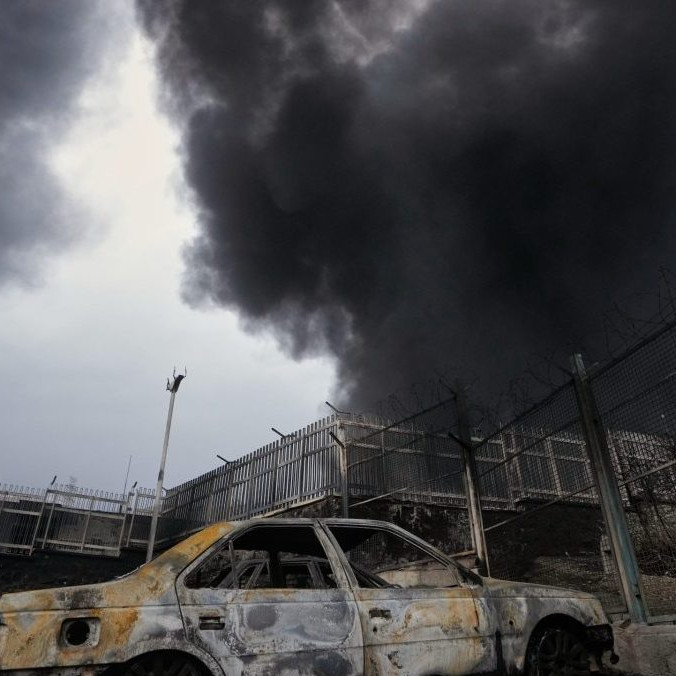 Hustý čierny dym stúpa po útoku izraelskej armády na ropné sklady v iránskom Teheráne.