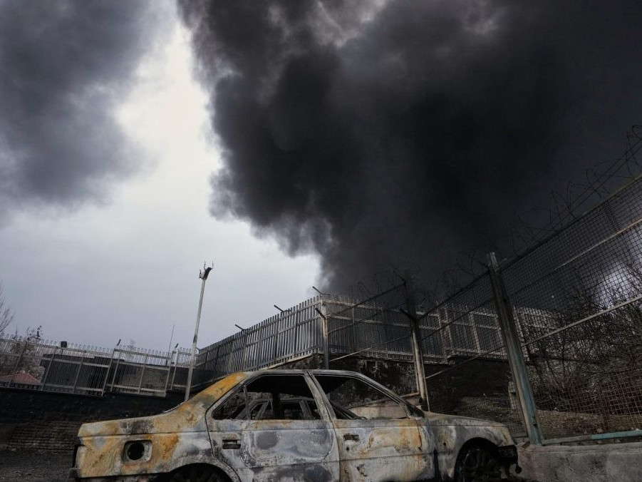 Hustý čierny dym stúpa po útoku izraelskej armády na ropné sklady v iránskom Teheráne.