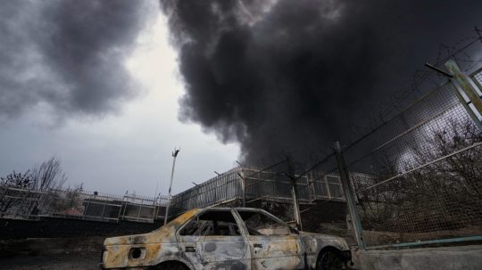 Hustý čierny dym stúpa po útoku izraelskej armády na ropné sklady v iránskom Teheráne.