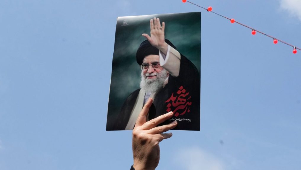 Portrét Alího Chámeneího.