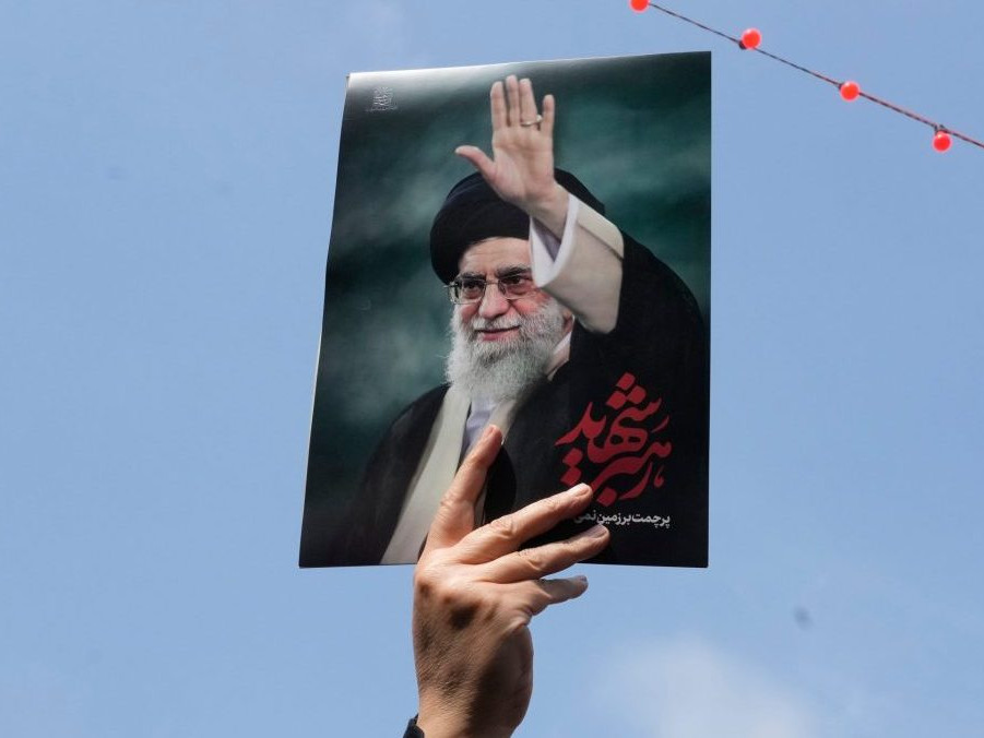 Portrét Alího Chámeneího.