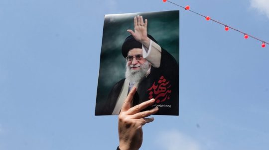 Portrét Alího Chámeneího.