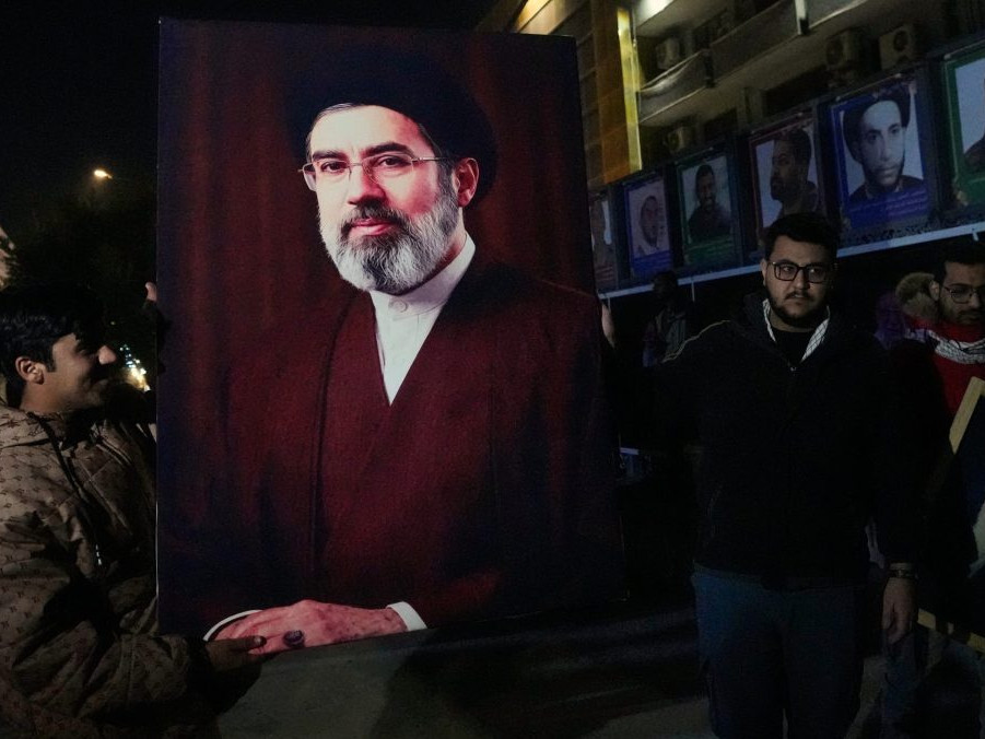 Nový najvyšší vodca Iránu hrozí USA aj Izraelu. Modžtabá Chameneí vyzval na zatvorenie amerických základní v regióne