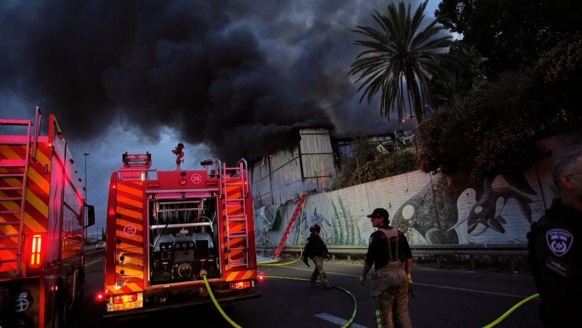 Boje na Bl&iacute;zkom v&yacute;chode maj&uacute; aj ekologick&eacute; d&ocirc;sledky. &Uacute;toky na ir&aacute;nsku ropn&uacute; infra&scaron;trukt&uacute;ru zvy&scaron;uj&uacute; emisie