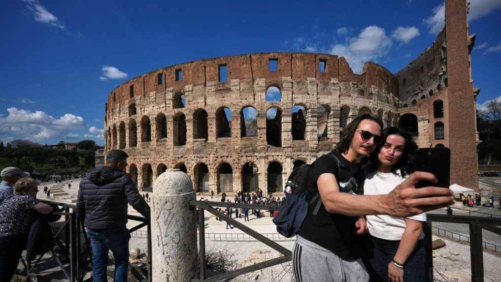 Turisti obdivujú Koloseum v Ríme.