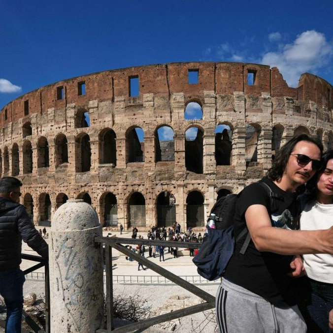 Turisti obdivujú Koloseum v Ríme.