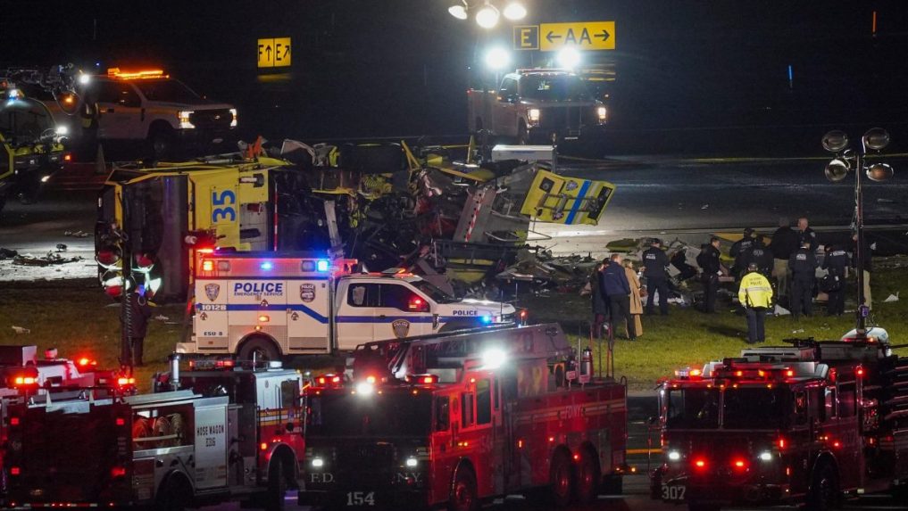 Na newyorskom letisku LaGuardia sa zrazilo lietadlo s hasičsk&yacute;m vozidlom.