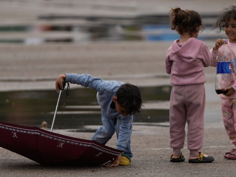 deti sa hrajú na ulici