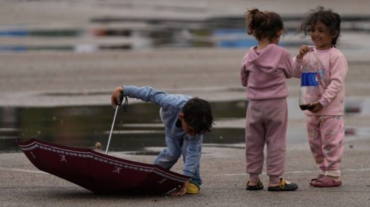deti sa hrajú na ulici