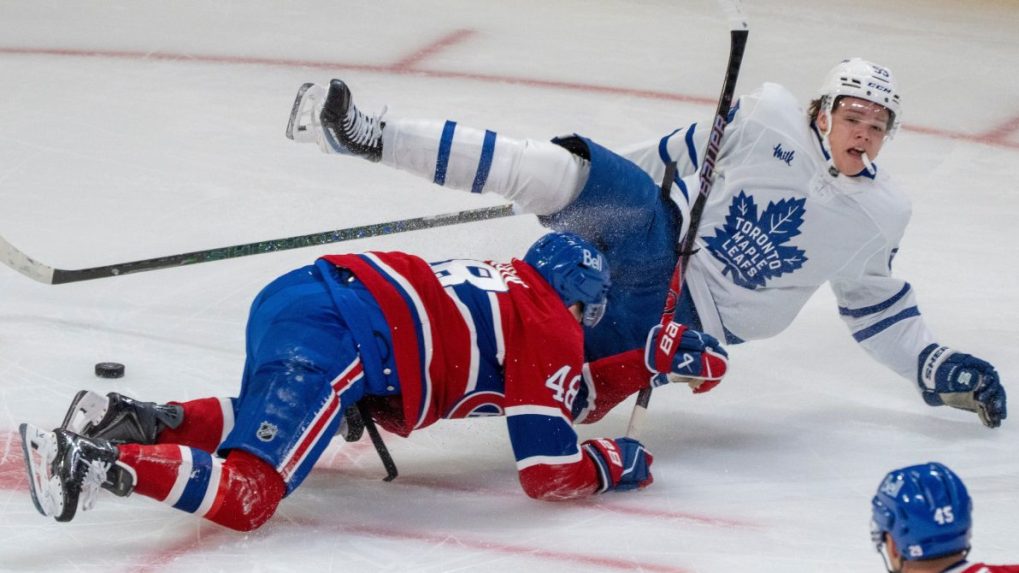 Na snímke hokejista Montrealu Lane Hutson a hokejista Toronta Easton Cowan.