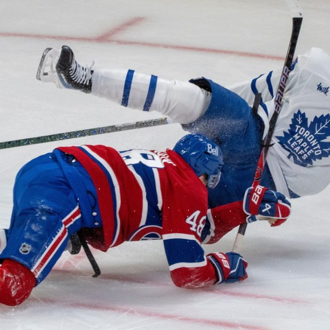 Na snímke hokejista Montrealu Lane Hutson a hokejista Toronta Easton Cowan.