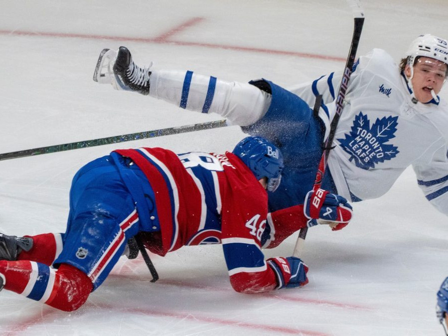 Na snímke hokejista Montrealu Lane Hutson a hokejista Toronta Easton Cowan.