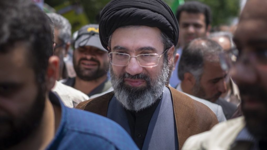 Na snímke Modžtabá Chameneí.