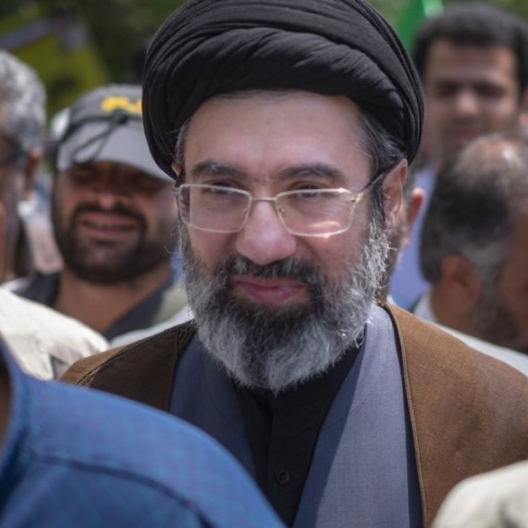 Na snímke Modžtabá Chameneí.