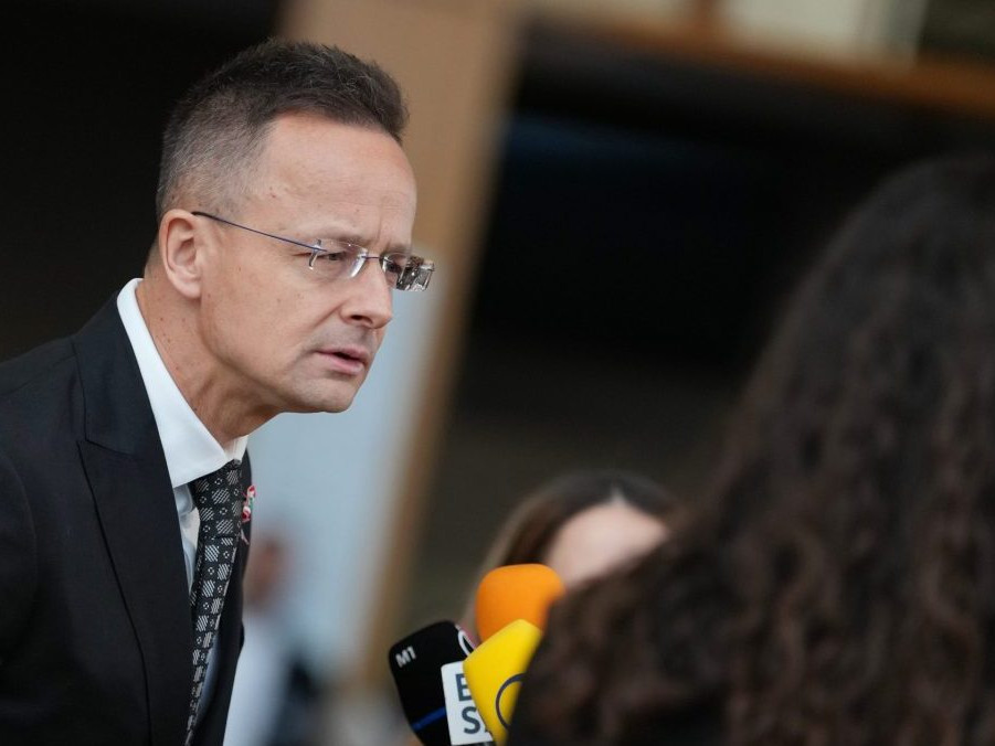 Na snímke Péter Szijjártó.