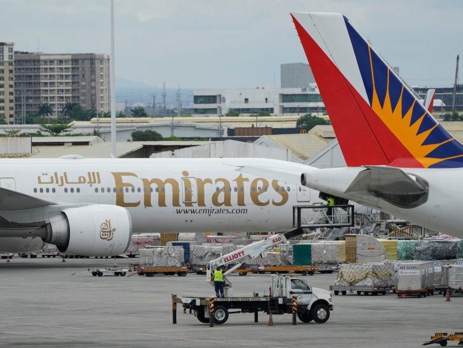 Muž pracuje vedľa zaparkovaného lietadla spoločnosti Emirates na medzinárodnom letisku v Manile 2. marca 2026.