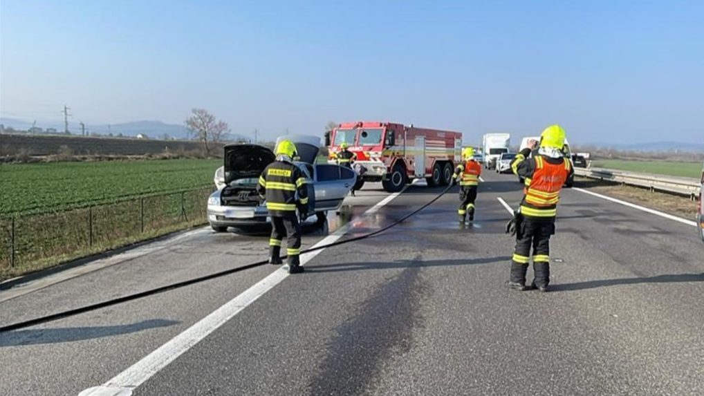 hasiči na diaľnici