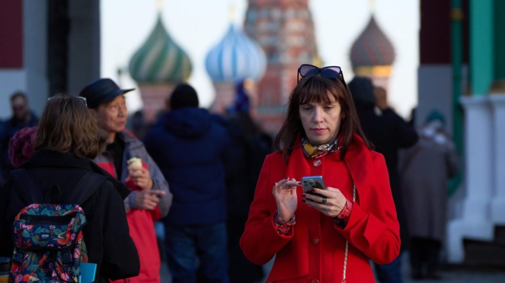 Na snímke žena drží telefón v ruke v Moskve.