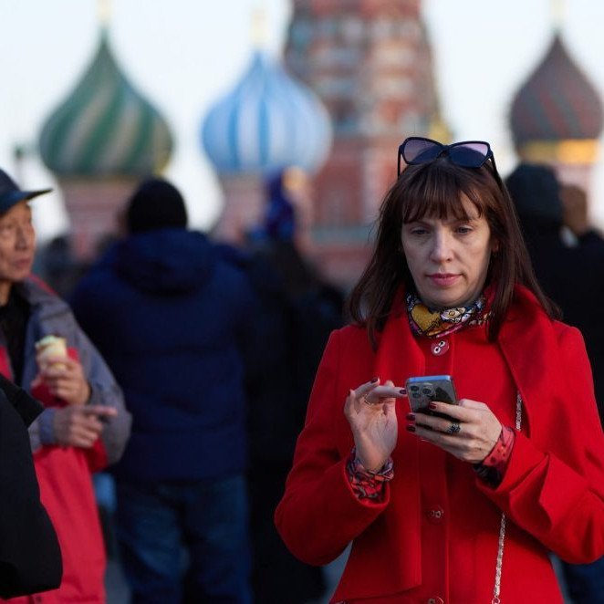 Na snímke žena drží telefón v ruke v Moskve.