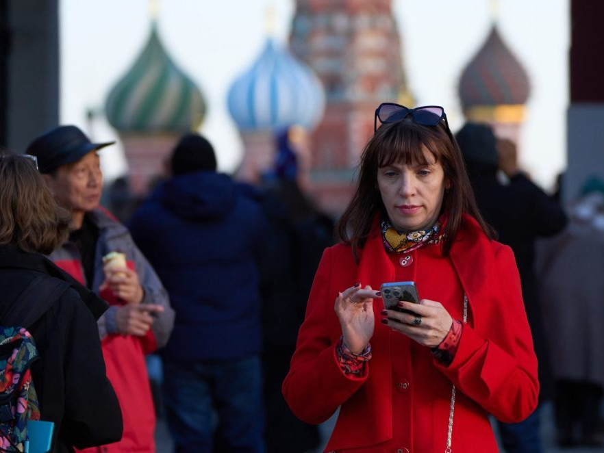 Na snímke žena drží telefón v ruke v Moskve.