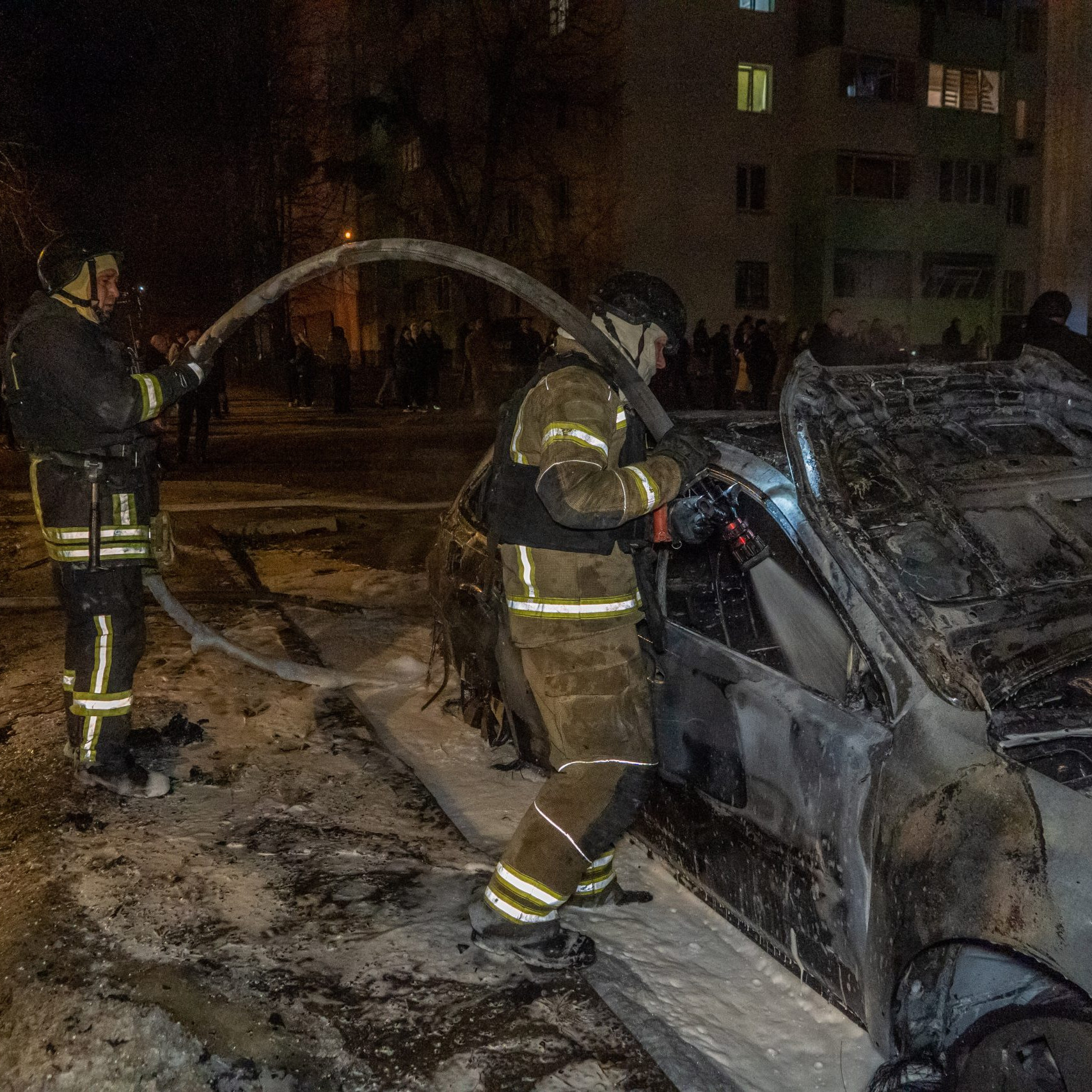 Záchranári zasahujú v troskách po ruskom útoku.
