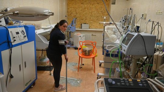 Zdravotná sestra zametá rozbité sklo z okien v pôrodnici po ruskom leteckom útoku v Odese.