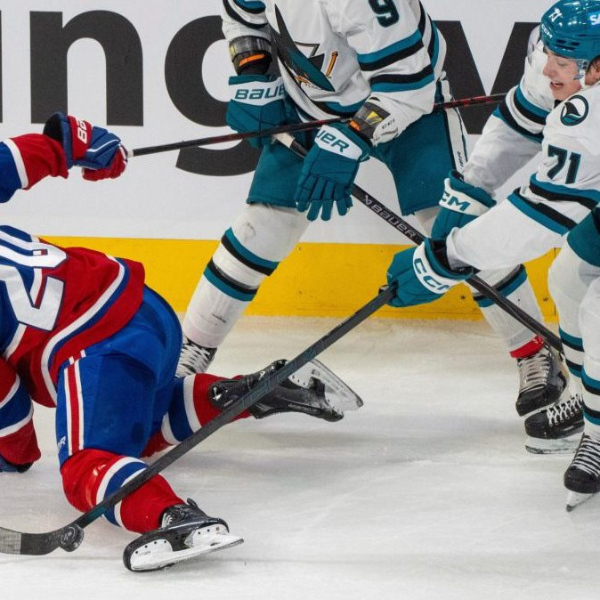 Hráč San Jose Sharks Macklin Celebrini (71) je vylúčený za krosček na Juraja Slafkovského z Montreal Canadiens.