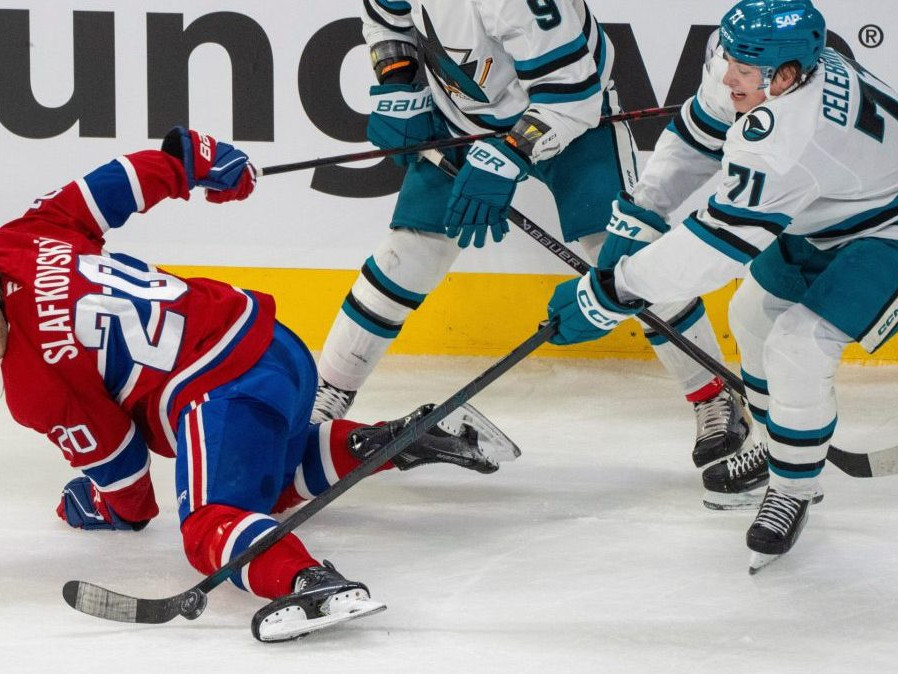 Hráč San Jose Sharks Macklin Celebrini (71) je vylúčený za krosček na Juraja Slafkovského z Montreal Canadiens.