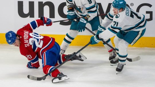 Hráč San Jose Sharks Macklin Celebrini (71) je vylúčený za krosček na Juraja Slafkovského z Montreal Canadiens.