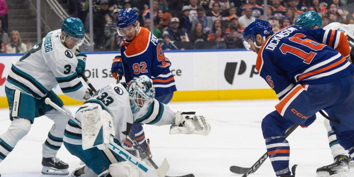 Na snímke hokejisti San Jose a Edmontonu počas zápasu.