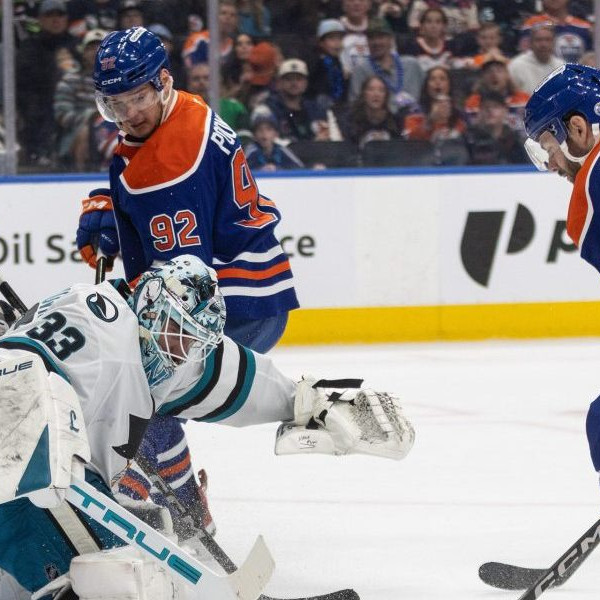 Na snímke hokejisti San Jose a Edmontonu počas zápasu.