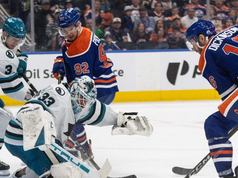 Na snímke hokejisti San Jose a Edmontonu počas zápasu.