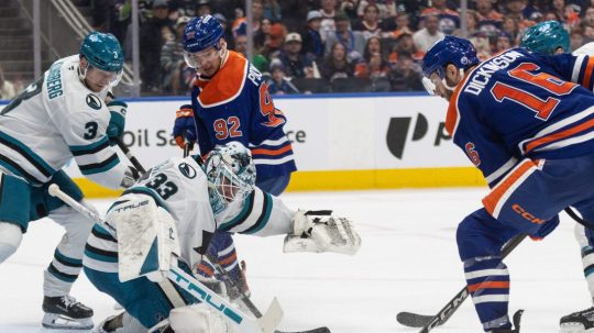 Na snímke hokejisti San Jose a Edmontonu počas zápasu.