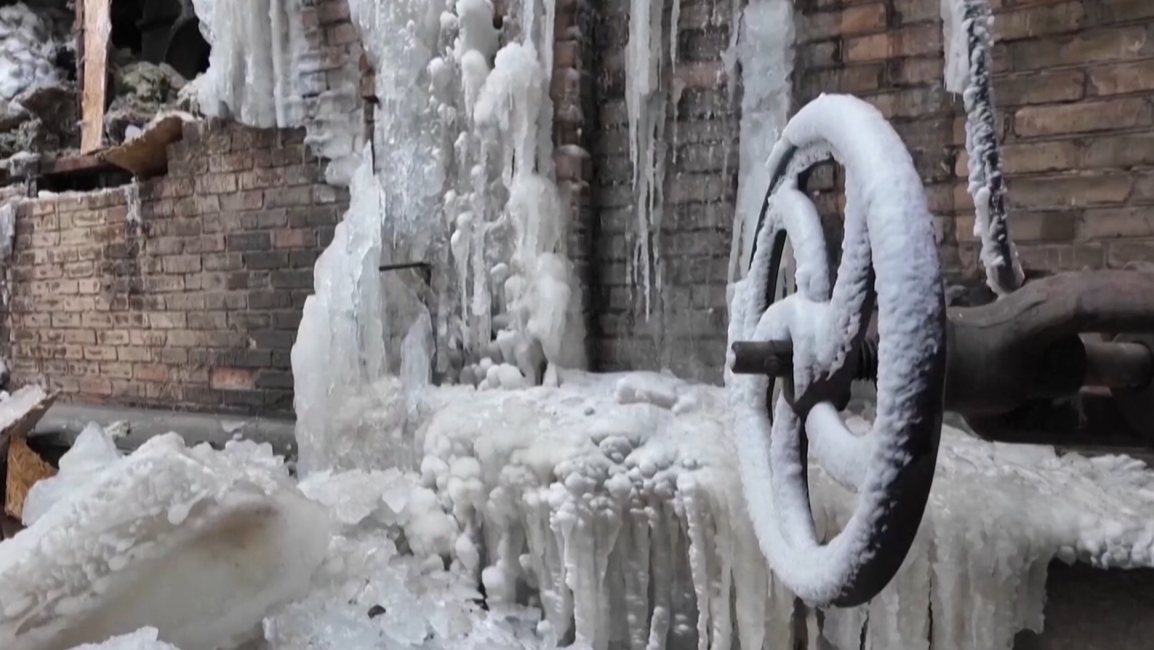 Kyjev bojuje s chladomorom: Tis&iacute;ce dom&aacute;cnost&iacute; s&uacute; bez tepla a elektriny, obyvatelia sa zohrievaj&uacute; v centr&aacute;ch nezlomnosti