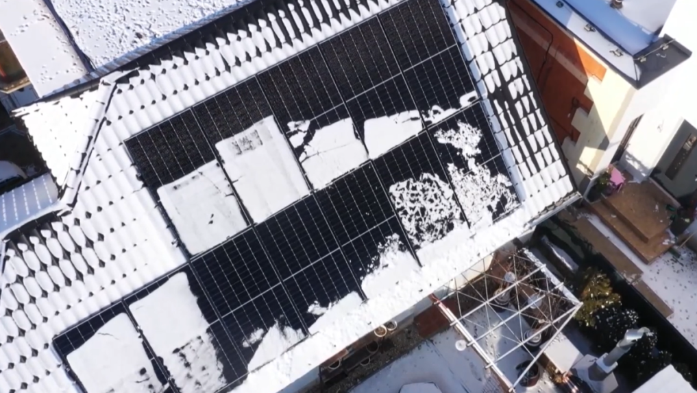 Na snímke solárne panely na dome.