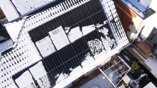 Na snímke solárne panely na dome.