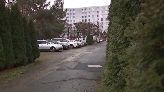 Na snímke pozemok pred bytovkou.