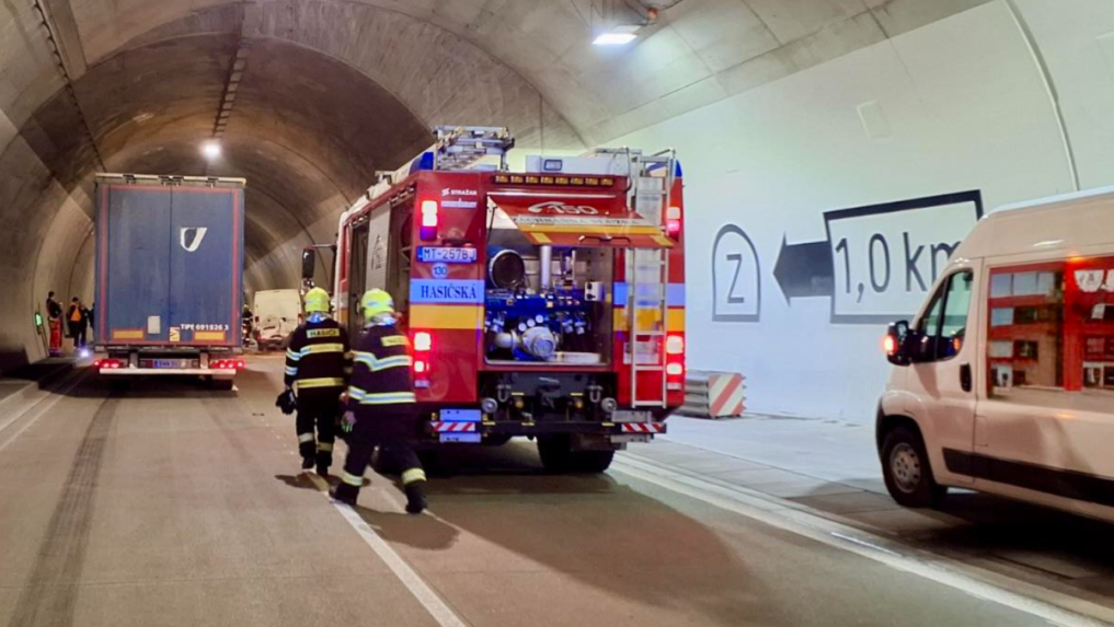 V tuneli Vi&scaron;ňov&eacute; sa zrazilo osobn&eacute; auto s dod&aacute;vkou.
