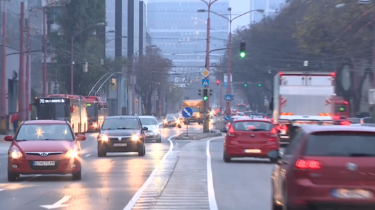 autá na ceste v meste