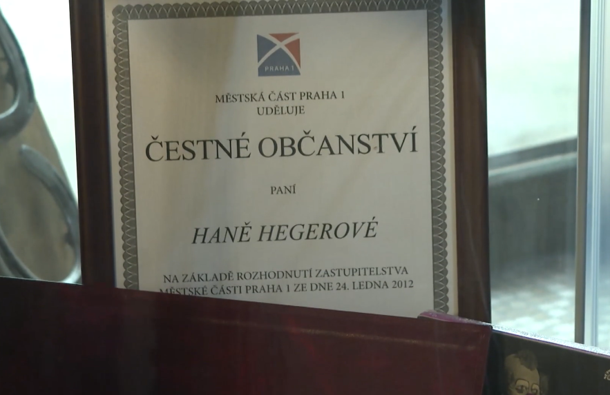 Na snímke dokument o čestnom občianstve Hany Hegerovej.