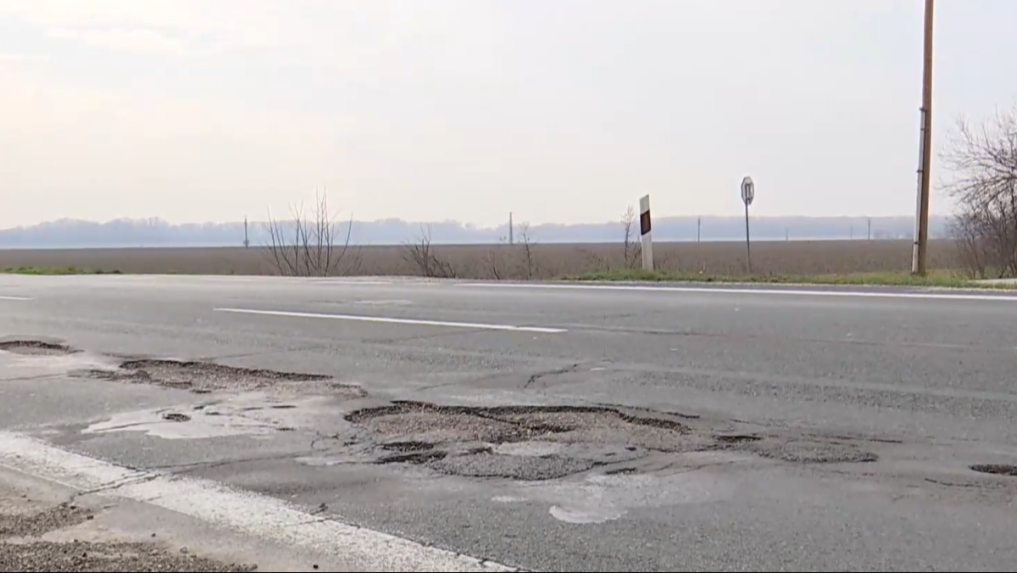 Na snímke výtlky na ceste.